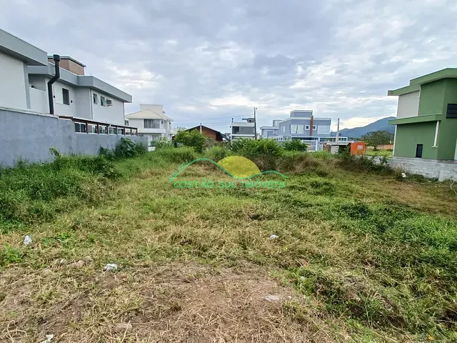 Terreno com 720m², à venda, no bairro Carianos em Florianópolis
