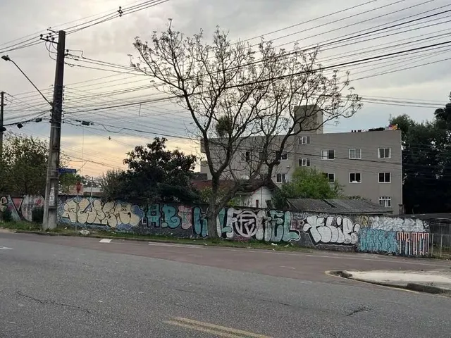 Terreno à venda, no bairro Cajuru em Curitiba