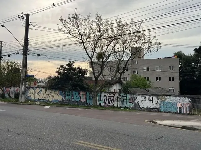 Terreno à venda, no bairro Cajuru em Curitiba