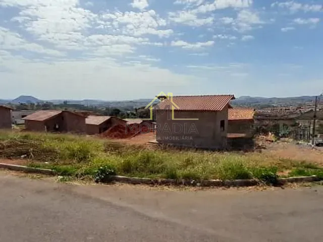Terreno com 254m², à venda, no bairro Residencial Fazenda Planalto em Guaxupé
