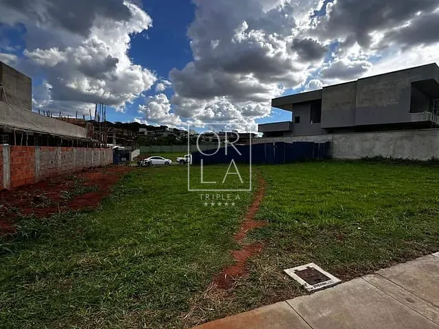 Terreno com 711m², à venda, no bairro Plateau D'or em Goiânia