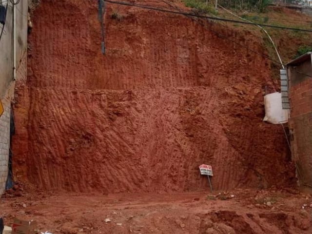 Terreno com 447m², à venda, no bairro Parque Independência em Juiz de Fora