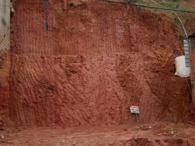Terreno com 447m², à venda, no bairro Parque Independência em Juiz de Fora