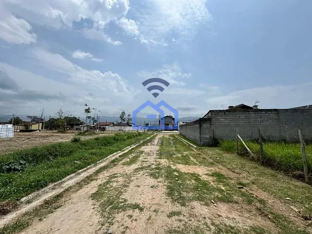 Terreno com 329m², à venda, no bairro Golfinho em Caraguatatuba