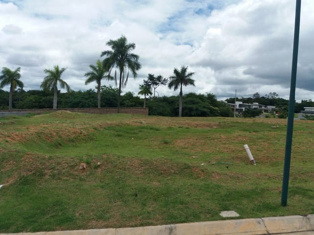 Terreno com 843m², à venda, no bairro Santa Cândida em Vinhedo