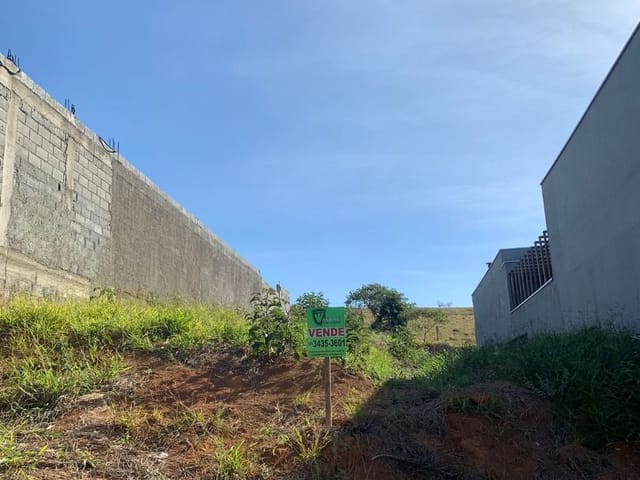 Terreno com 318m², à venda, no bairro Manacás em Extrema