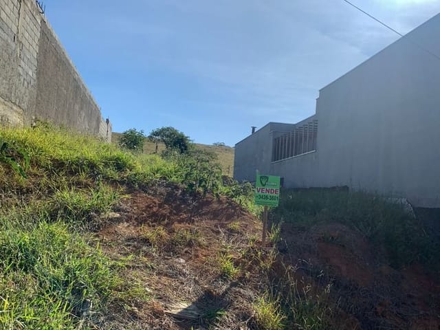 Terreno com 318m², à venda, no bairro Manacás em Extrema