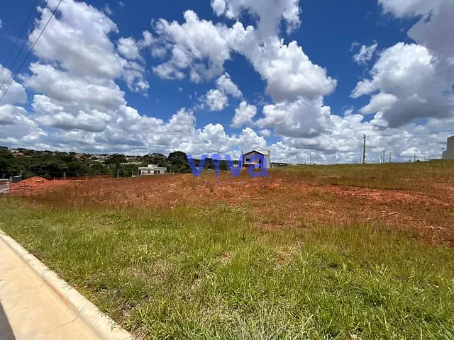 Terreno com 212m², à venda, no bairro Jardins Versalhes em Aparecida de Goiânia