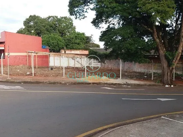 Terreno com 366m², à venda, no bairro Califórnia em Londrina
