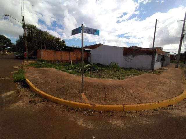 Foto do Terreno - TERRENO DE ESQUINA COM 134m² NA CONTINUAÇÃO DA RUA DENHEI KANASHIRO. ZONEAMENTO PERMITE CONSTRRUÇÃO COMERCIAL E RESIDENCIAL. | J. Mareze Imóveis Ltda