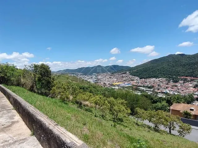 Terreno com 899m², à venda, no bairro Jardim Planalto em Poços de Caldas