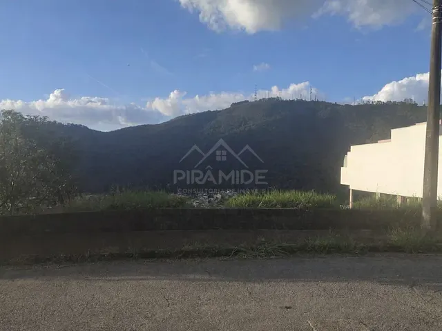 Terreno com 899m², à venda, no bairro Jardim Planalto em Poços de Caldas