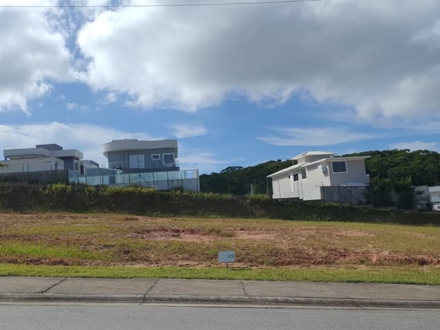 Terreno com 524m², à venda, no bairro Extensão do Bosque em Rio das Ostras