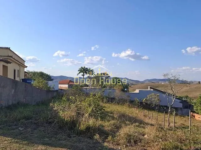 Terreno com 736m², à venda, no bairro Loteamento Bondarovshy em Quatis