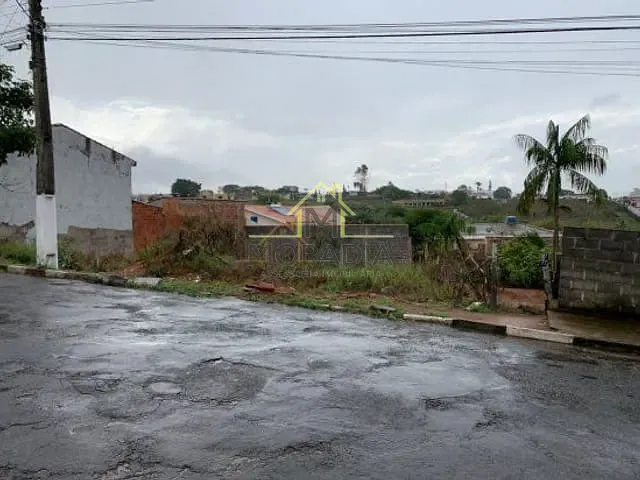 Terreno com 438m², à venda, no bairro Vila Campanha em Guaxupé