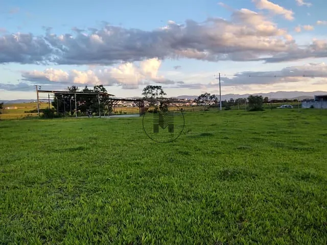 Terreno com 999m², à venda, no bairro Chacaras Santana do Piaguí em Guaratinguetá