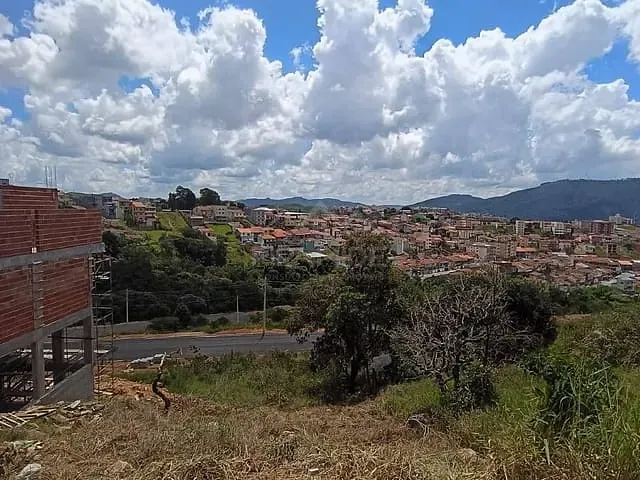 Terreno com 312m², à venda, no bairro Jardim Bandeirantes em Poços de Caldas