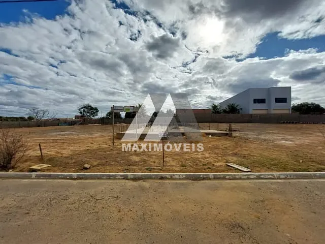 Terreno com 499m², à venda, no bairro São Francisco em Araçuaí