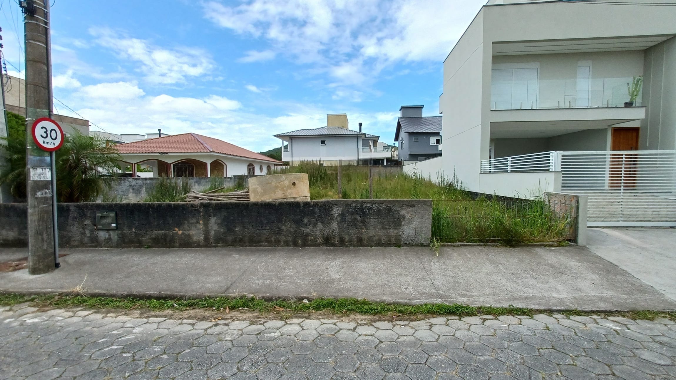 Ótimo terreno plano e murado de 375m² com Escritura Pública à venda no Campeche - Florianópolis/SC.