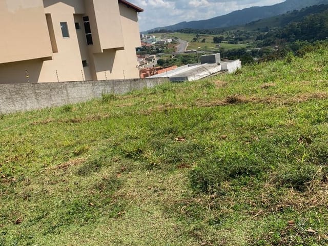Terreno com 304m², à venda, no bairro Extremaville em Extrema