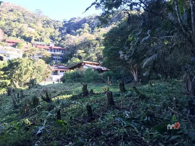 Terreno com 998m², à venda, no bairro Independência em Petrópolis
