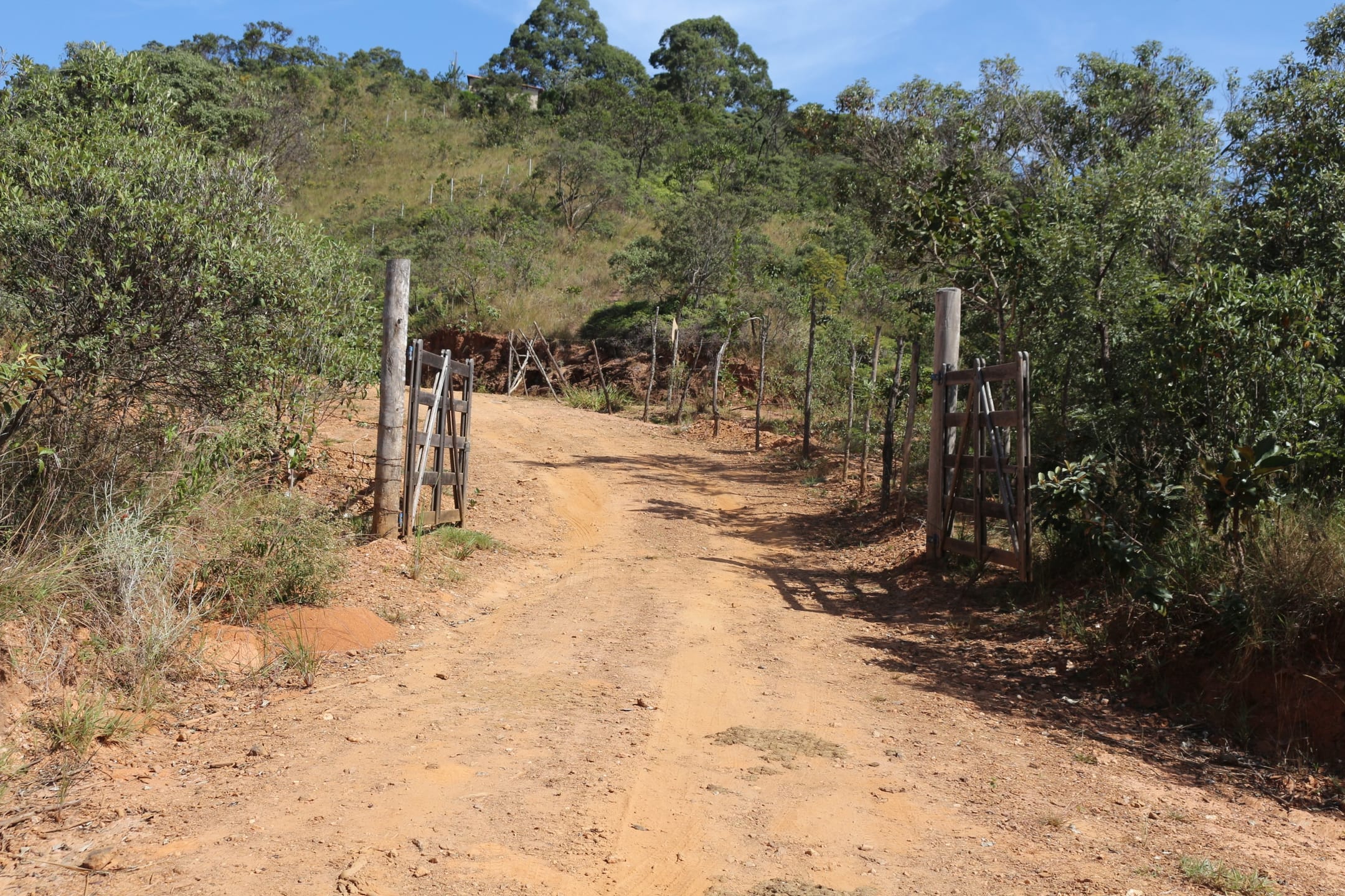 Terreno à venda,20 mil metros quadrados, 50% plano e 50% relevo 9 km de ótima estrada de terra. Escritura e registro. Centro, Sabará, MG miniatura 46