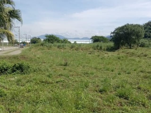 Terreno à venda, no bairro Parque Duque em Duque de Caxias