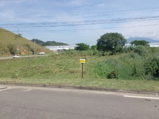 Terreno à venda, no bairro Parque Duque em Duque de Caxias