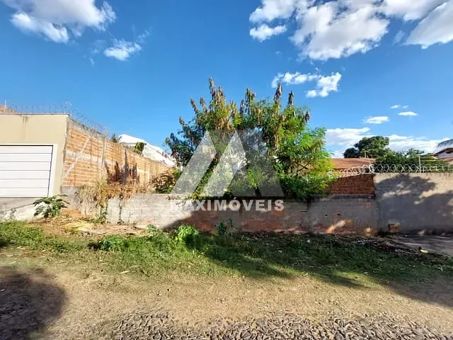 Terreno com 288m², à venda, no bairro Santa Tereza em Araçuaí