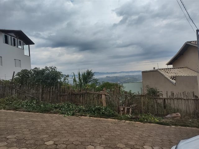 Terreno com 258m², à venda, no bairro Edith Lopes em Cambuí