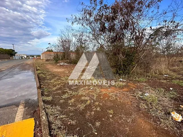 Terreno com 360m², à venda, no bairro Santa Tereza em Araçuaí