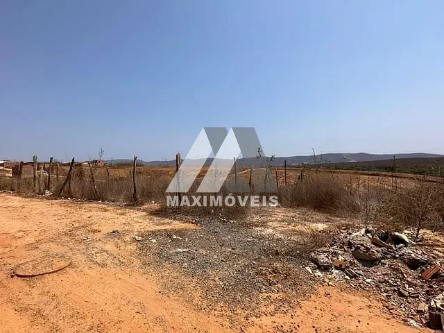 Terreno com 180m², à venda, no bairro São Francisco 02 em Araçuaí