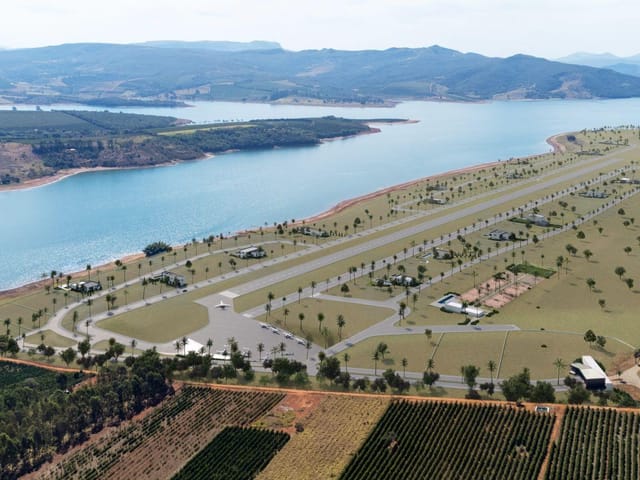 Terreno com 2400m², à venda, no bairro Centro em Guapé