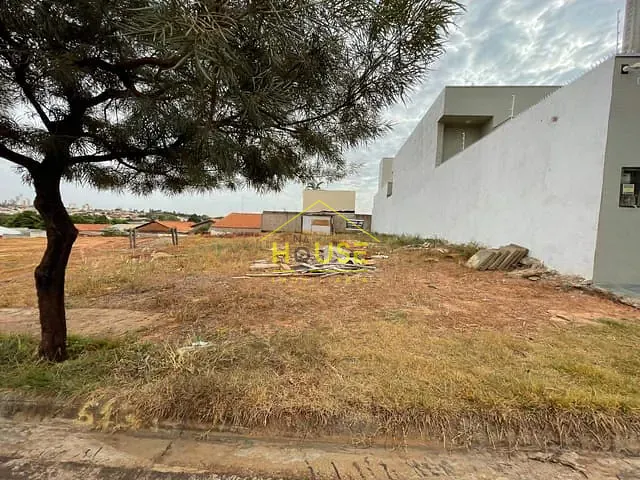 Terreno com 318m², à venda, no bairro Vila Residencial Santa Helena em Votuporanga