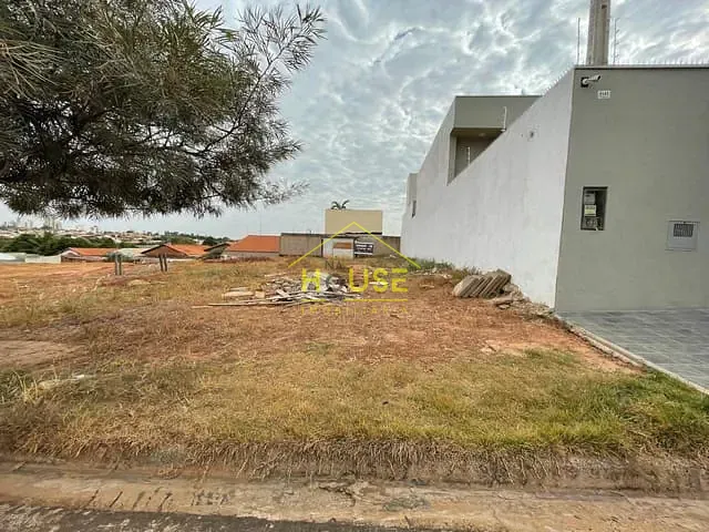 Terreno com 318m², à venda, no bairro Vila Residencial Santa Helena em Votuporanga