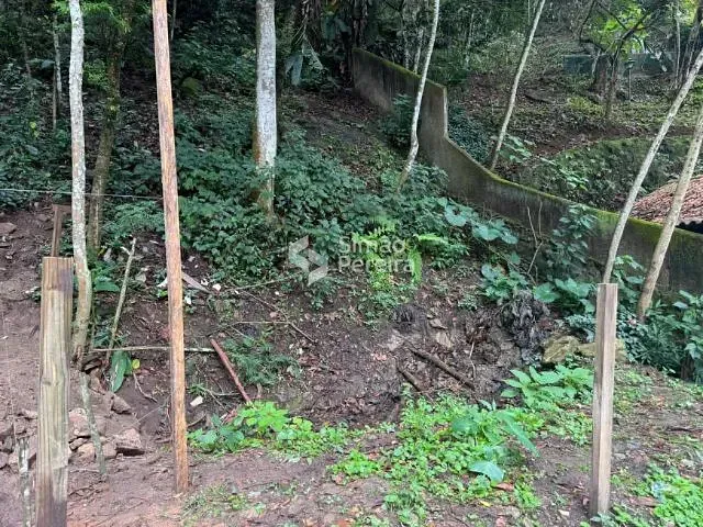 Terreno com 810m², à venda, no bairro Araras em Petrópolis