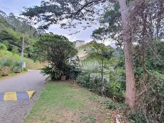 Terreno com 673m², à venda, no bairro Quebra Frascos em Teresópolis