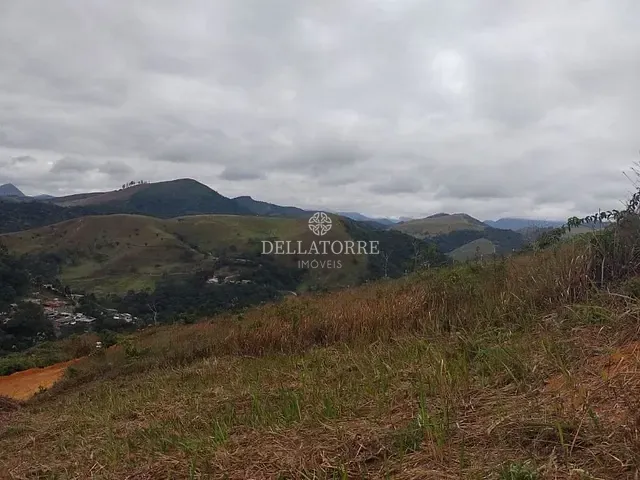 Terreno com 702m², à venda, no bairro Pessegueiros em Teresópolis