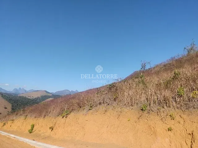 Terreno com 702m², à venda, no bairro Pessegueiros em Teresópolis