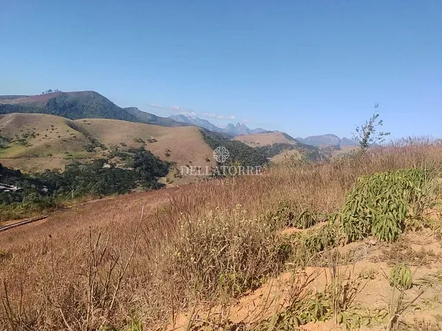 Terreno com 702m², à venda, no bairro Pessegueiros em Teresópolis
