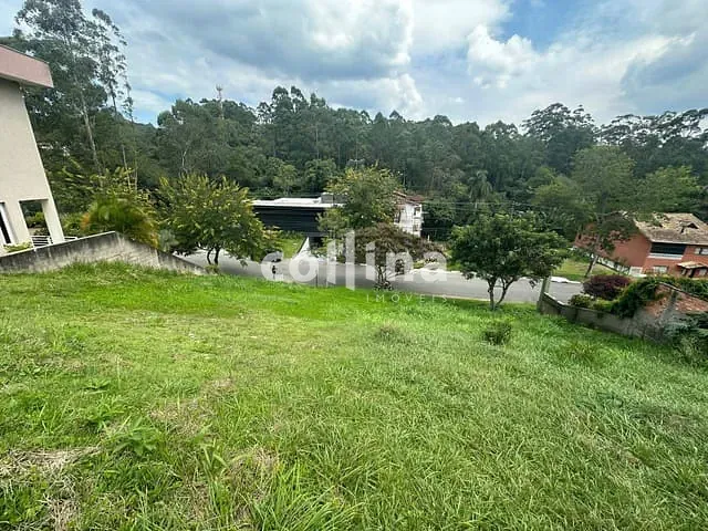 Terreno com 820m², à venda, no bairro Jardim Indaiá em Embu das Artes