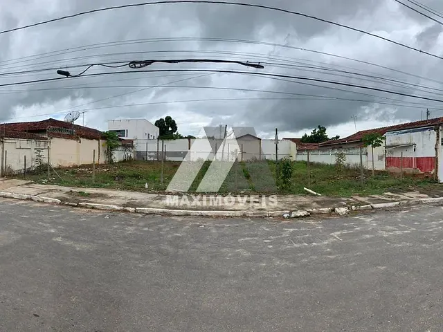 Terreno com 720m², à venda, no bairro Centro em Araçuaí