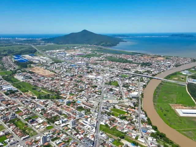 Terreno com 297m², à venda, no bairro Praça em Tijucas