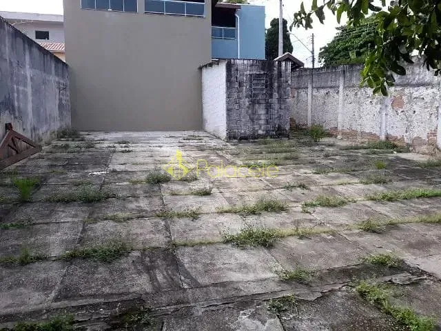 Terreno à venda, no bairro Jardim Russi em Taubaté