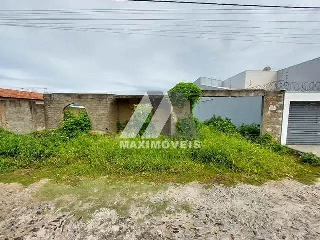 Terreno com 336m², à venda, no bairro Santa Tereza em Araçuaí
