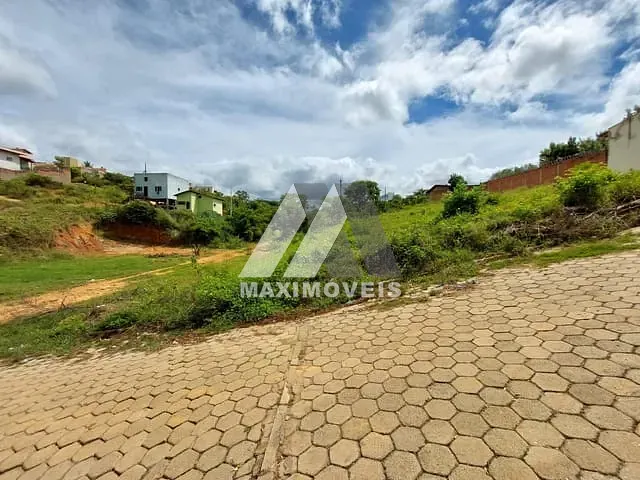 Terreno com 297m², à venda, no bairro JK em Araçuaí
