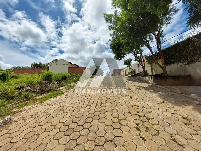 Terreno com 297m², à venda, no bairro JK em Araçuaí