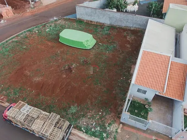 Terreno com 453m², à venda, no bairro Jardim Vitória em Cambé