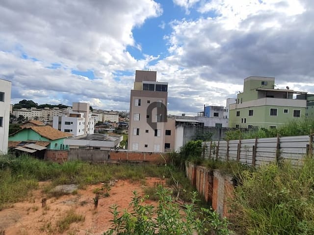 Terreno com 720m², à venda, no bairro Cabral em Não informado