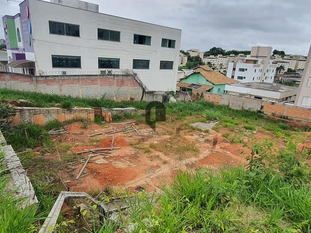 Terreno com 720m², à venda, no bairro Cabral em Não informado